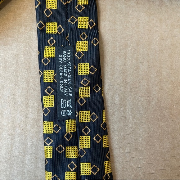 Brioni Roma Black and Gold Geometric Tie - Picture 7 of 9